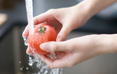 トマトを電解水で洗い流している写真